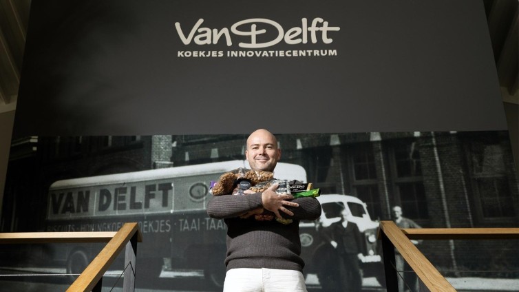 Bij Van Delft Biscuits rollen ieder jaar 5,5 miljard kruidnoten de oven uit